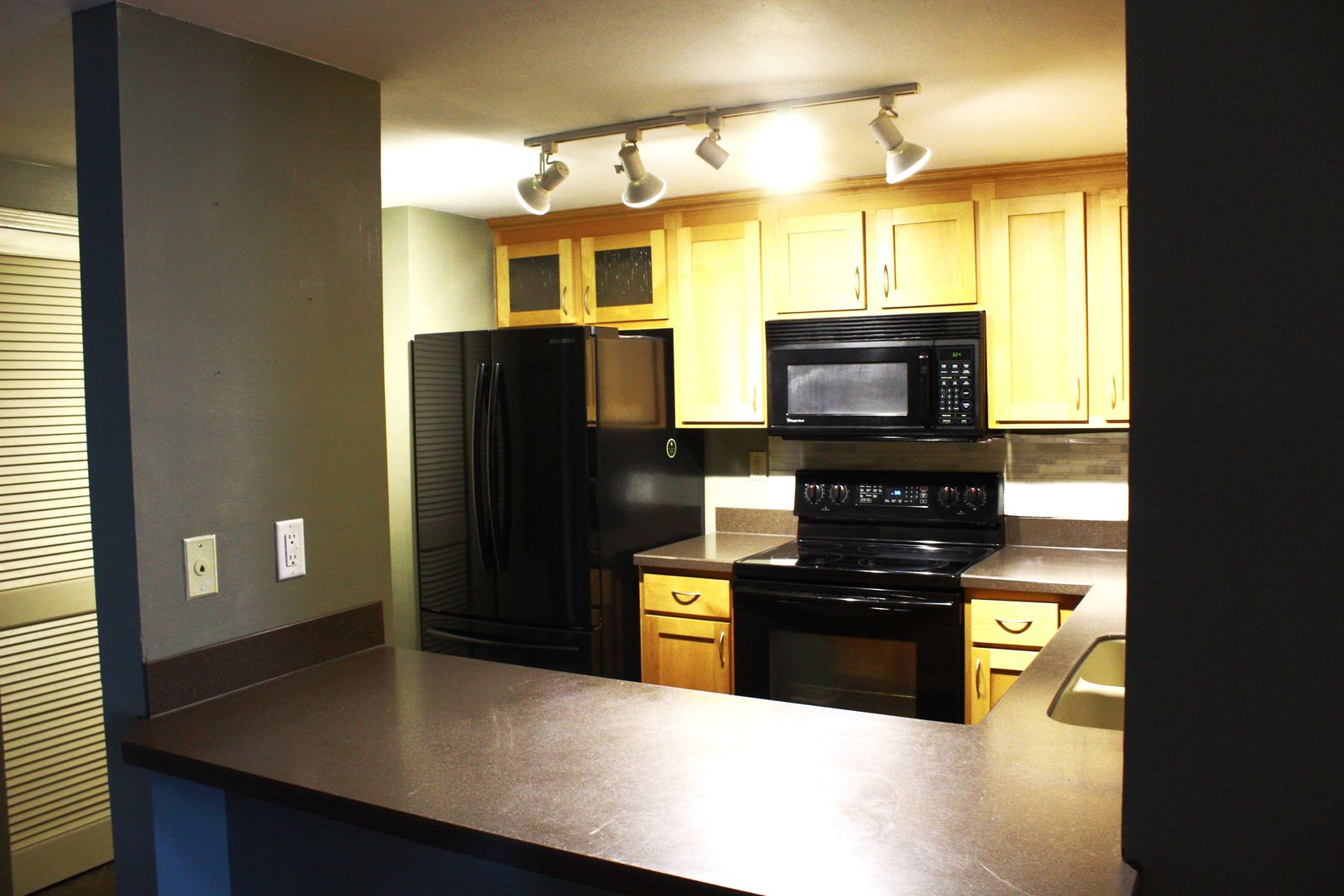 Milwaukee Condo: 270 E. Highland Ave. #423