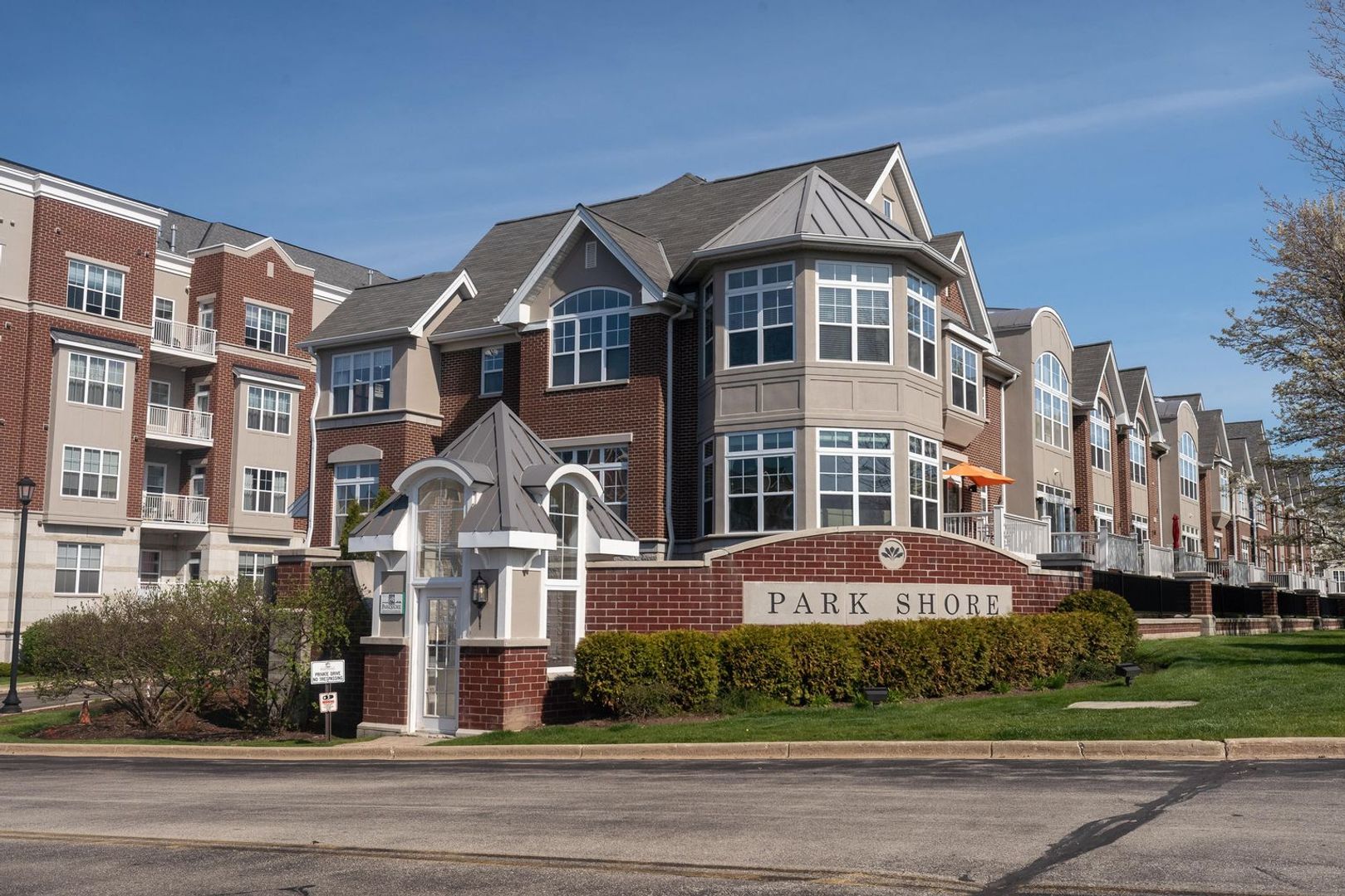 St Francis Condo: 3872 S lake Dr #211