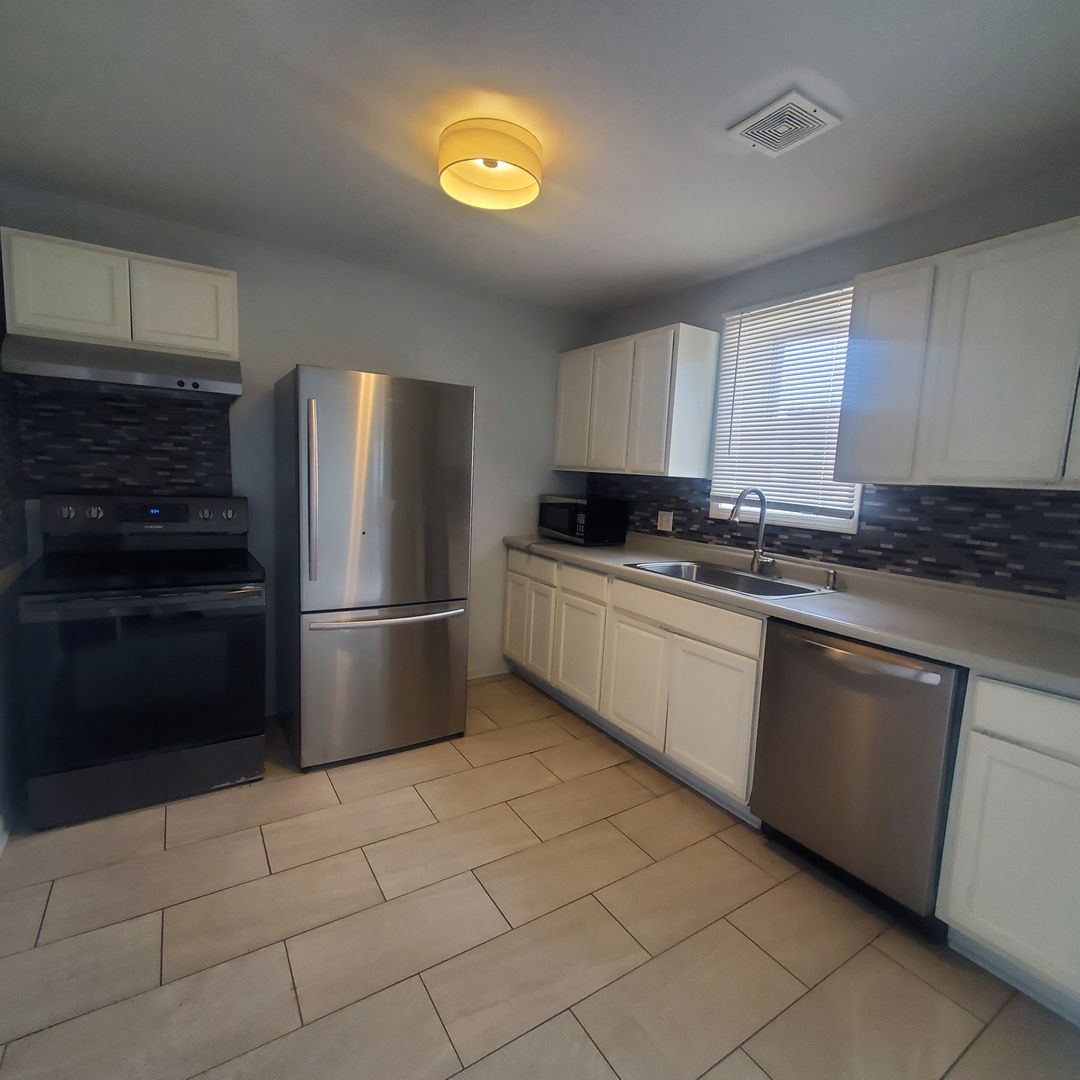 Port Washington House: 1034 S Spring St
