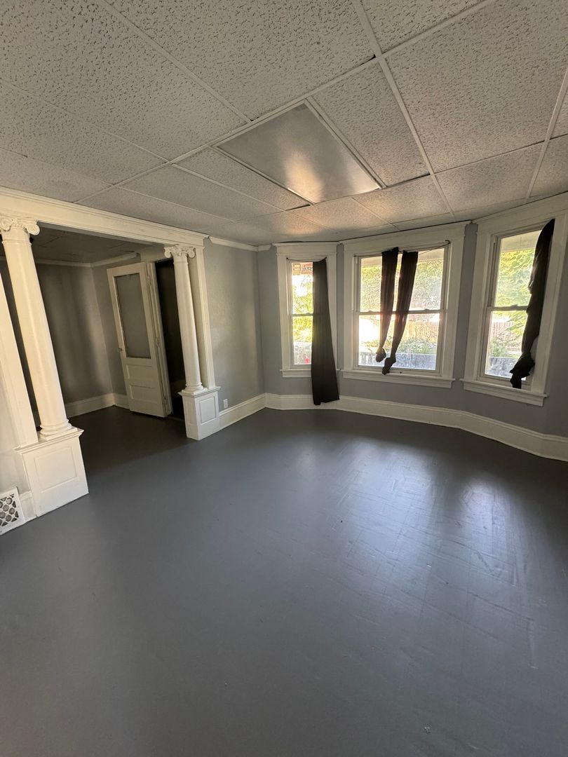 Milwaukee Apartment: 1954 N 40th St