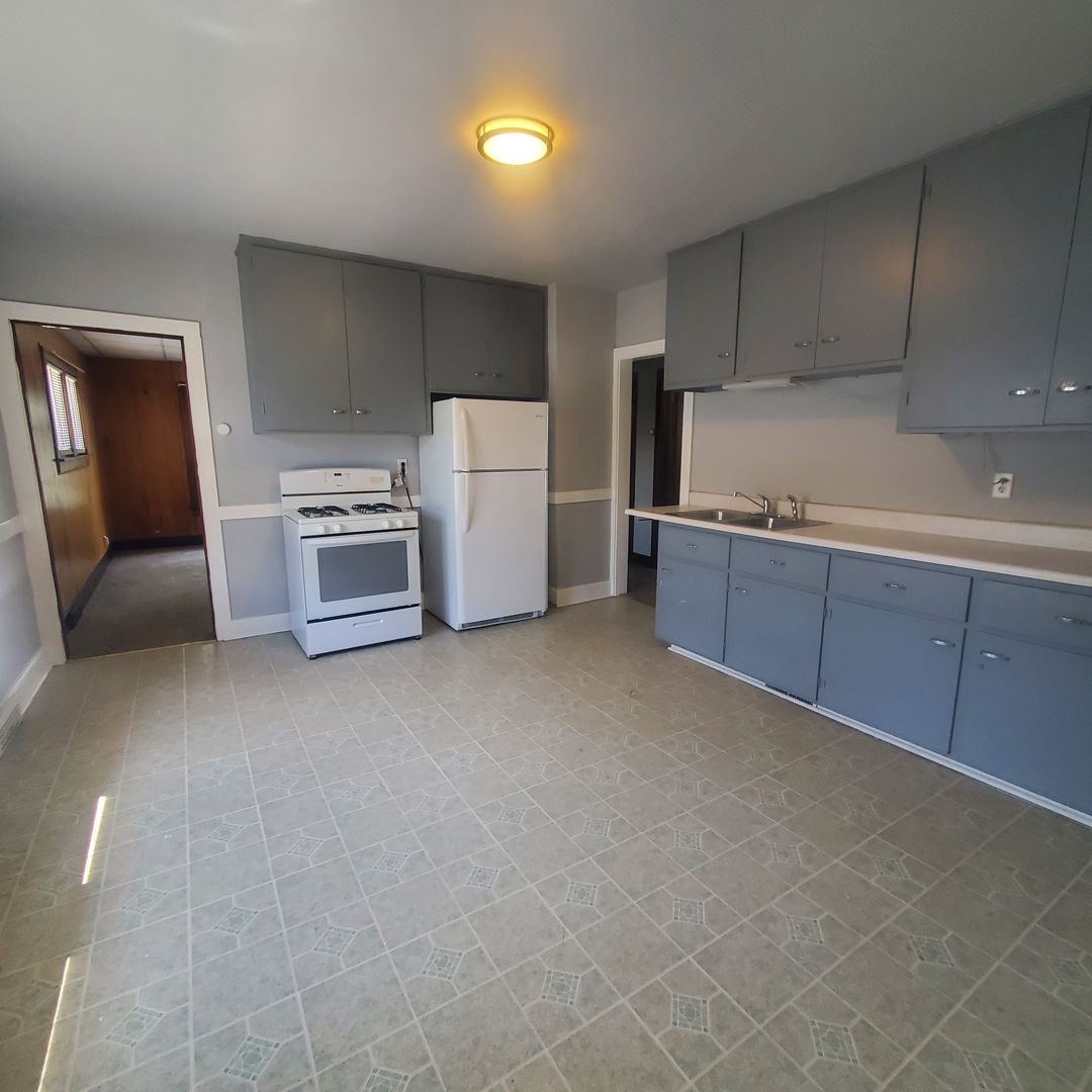 Sheboygan Apartment: 1019-1019A N 16th St