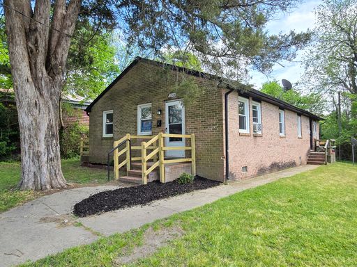 Comfortable Living, Convenient Location-Your Petersburg Home Awaits! – photo 1