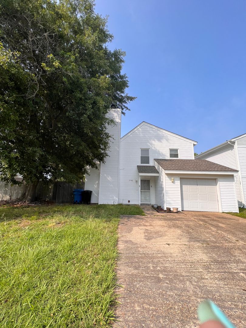Virginia Beach House: 5742 Simon Street
