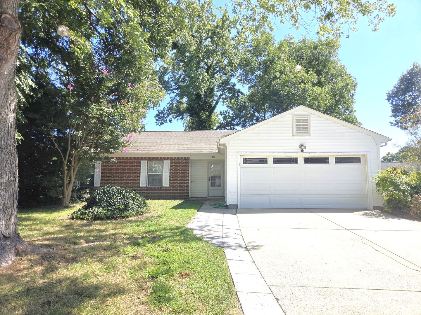 Hampton House: 10 Great Lakes Drive