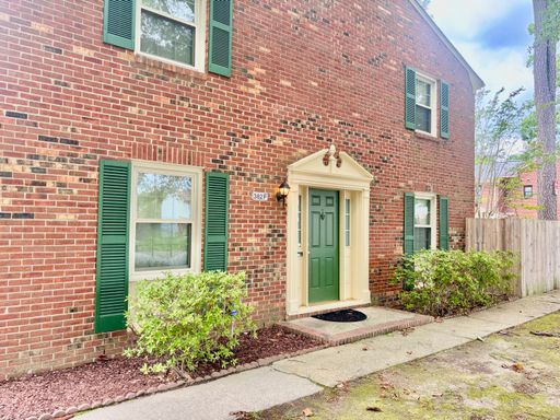 3 bedroom/1.5 bathroom-Courthouse Green – photo 1