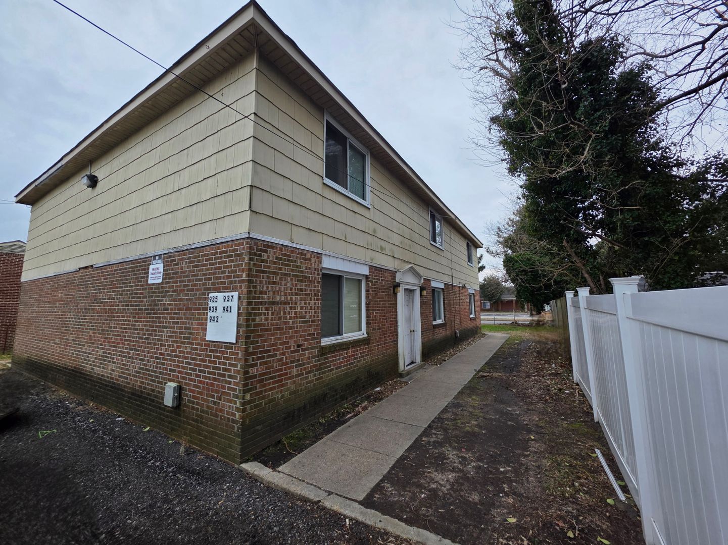 Portsmouth Apartment: 935,937,939,941,943 Holladay Street