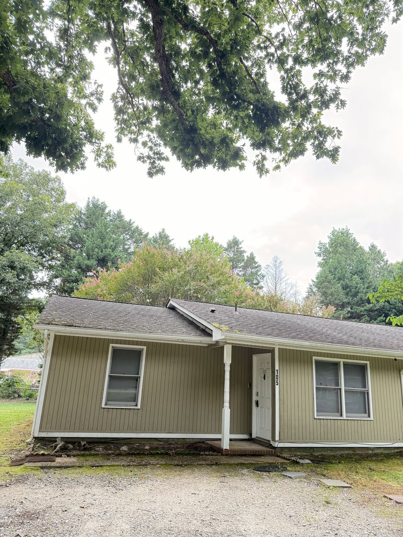 Williamsburg House: 105 Lewis Circle