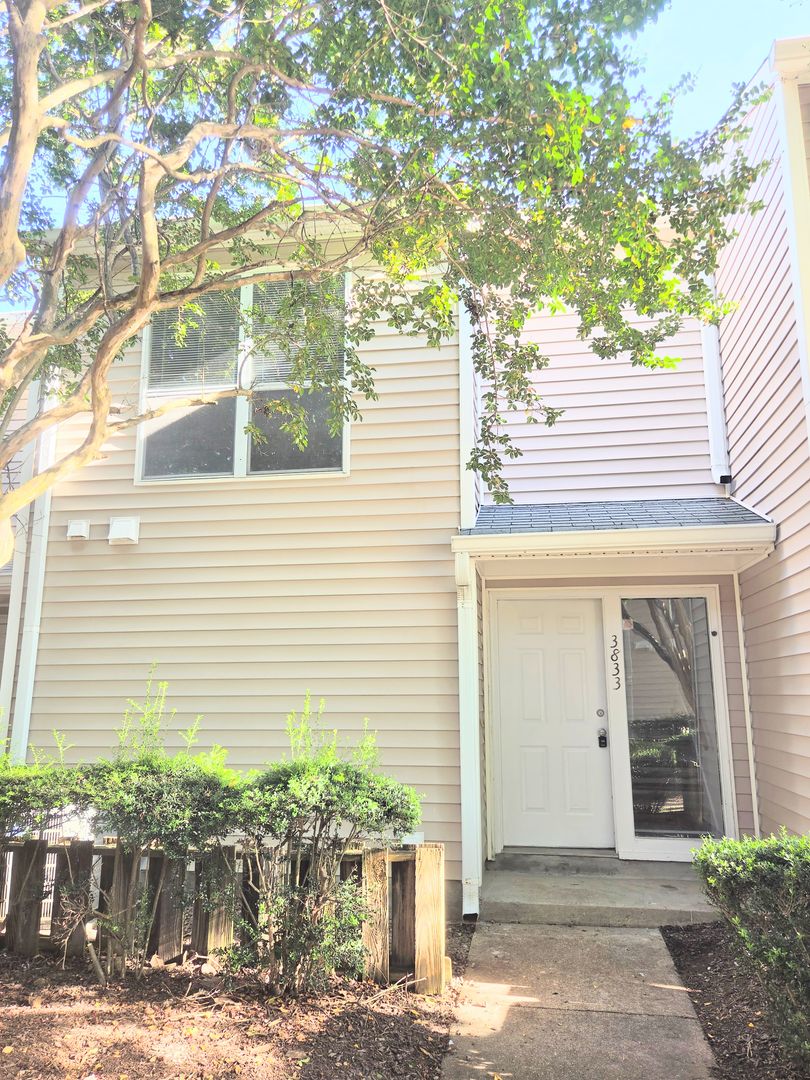 Williamsburg House: 3833 Staffordshire Lane