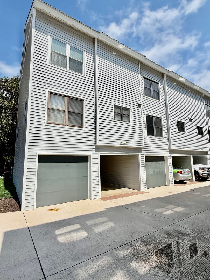 Virginia Beach House: 2306 Bergen Court