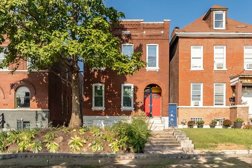 $1195 - Spacious South City Apartment with Character & Convenient Location – photo 1