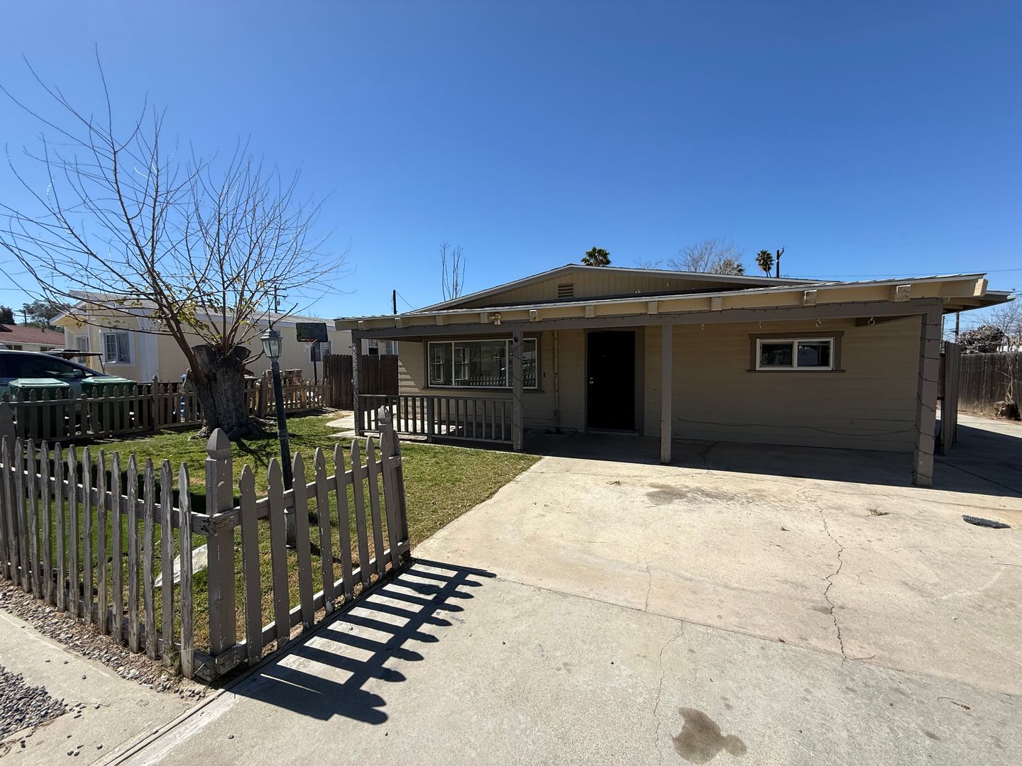 Hemet House: 25815 Second St