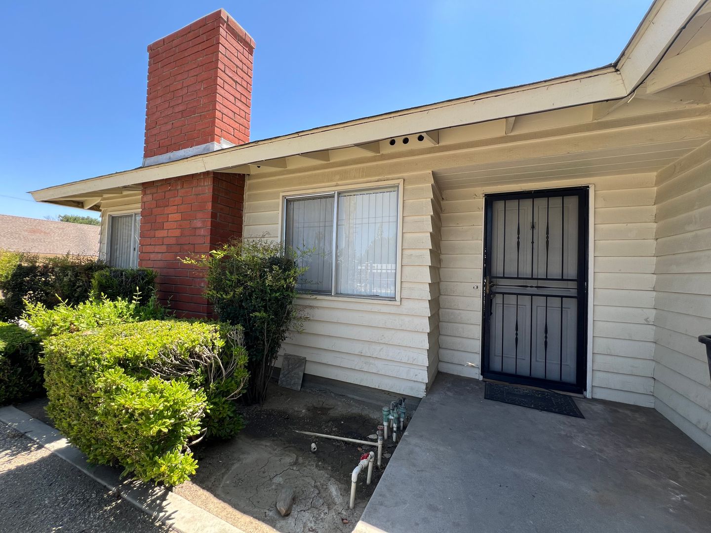 Hemet Apartment: 930 S. Buena Vista Street