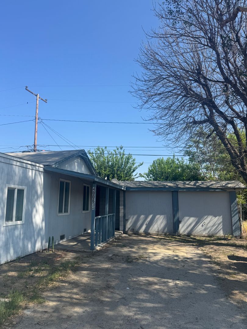 Riverside Apartment: 4006 Mennes Ave.