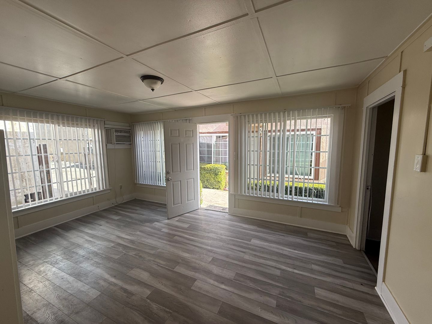 Hemet House: 323 E Florida St