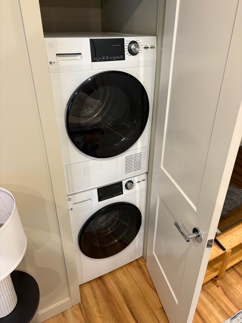 Washington Apartment: 633 21st Street NE