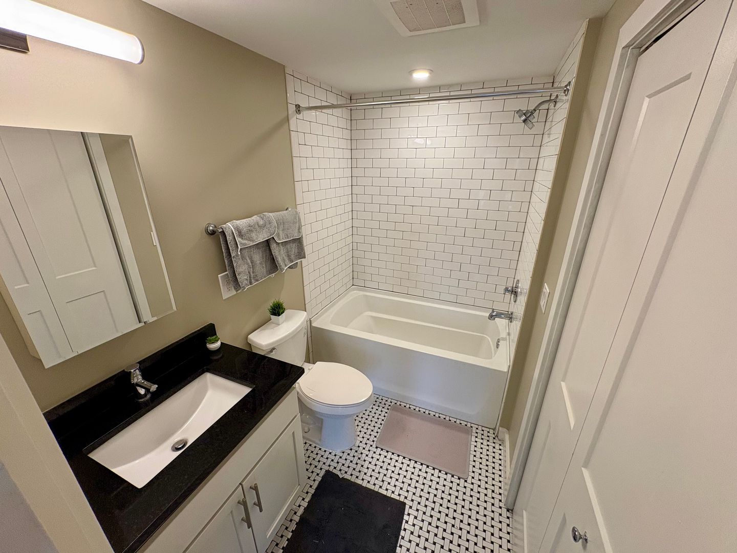 Washington Apartment: 633 21st Street NE