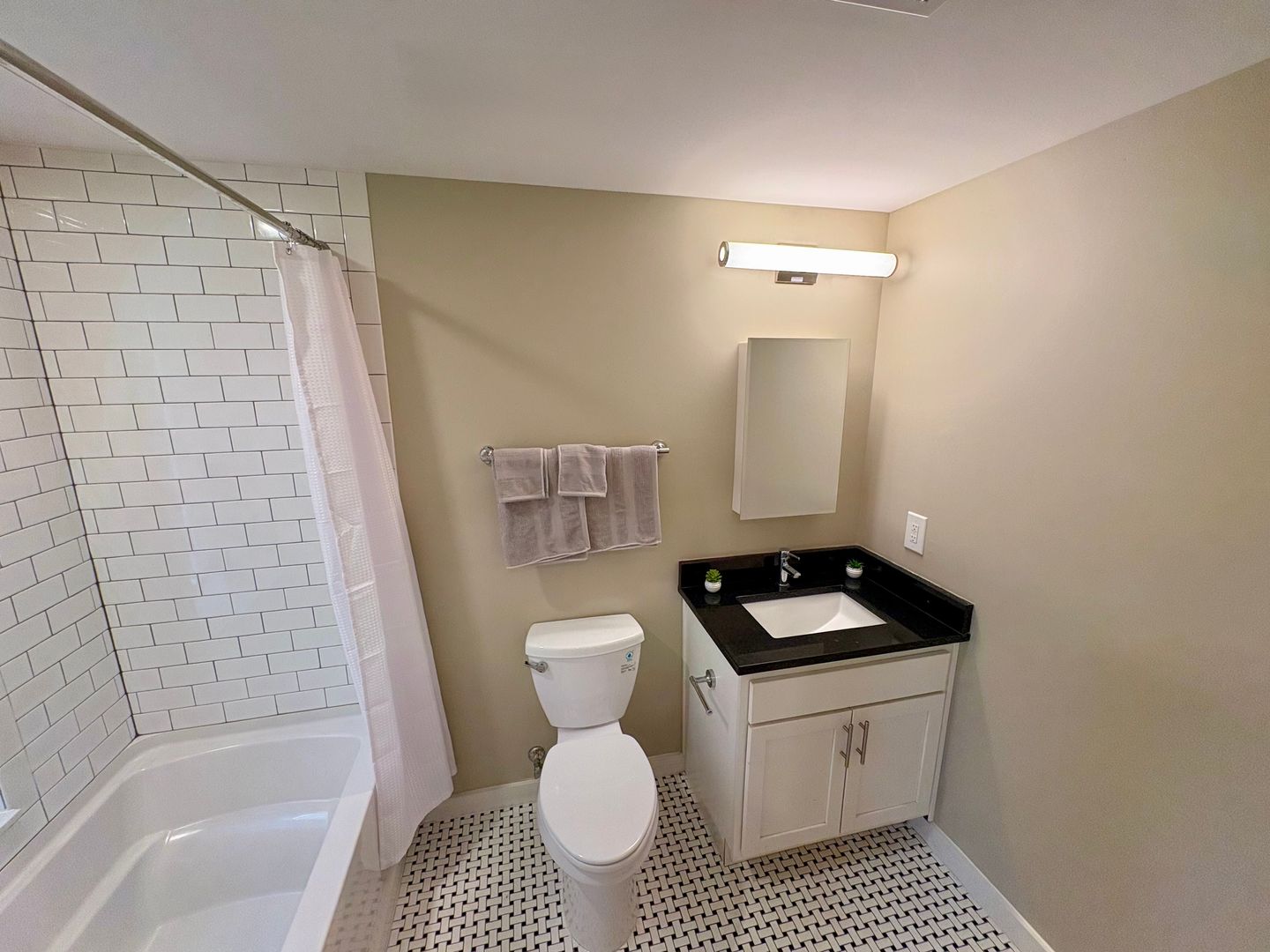 Washington Apartment: 633 21st Street NE