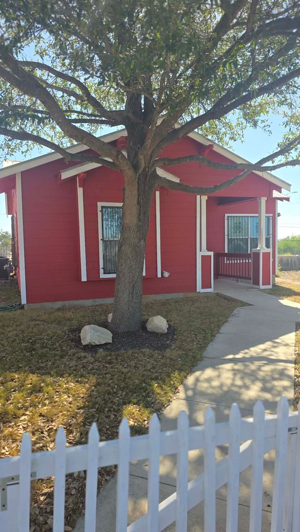 San Antonio Apartment: Various