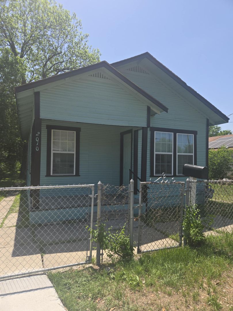 San Antonio Apartment: Various