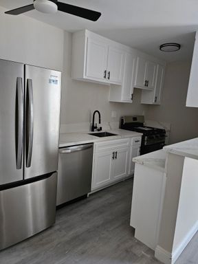 Top floor remodeled 1 bedroom – photo 1