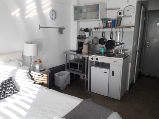 Efficiency bachelor with kitchenette in NY style building – photo 1