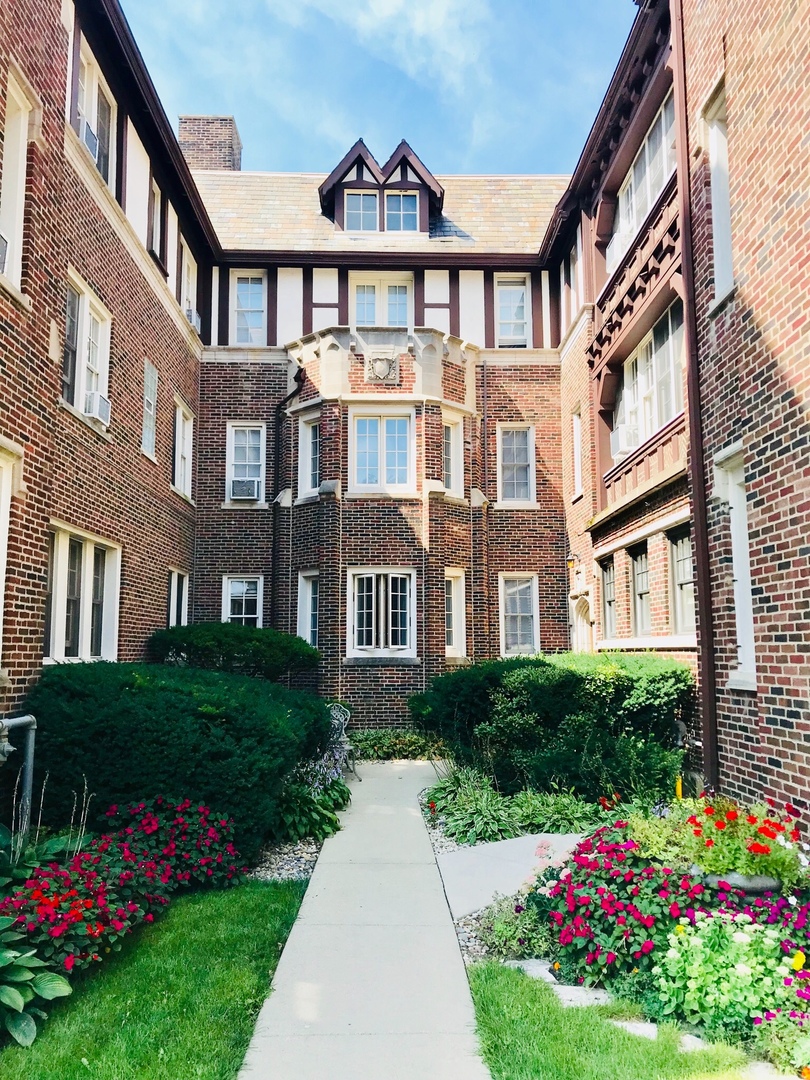 Winnetka Apartment: 460 Winnetka Ave.