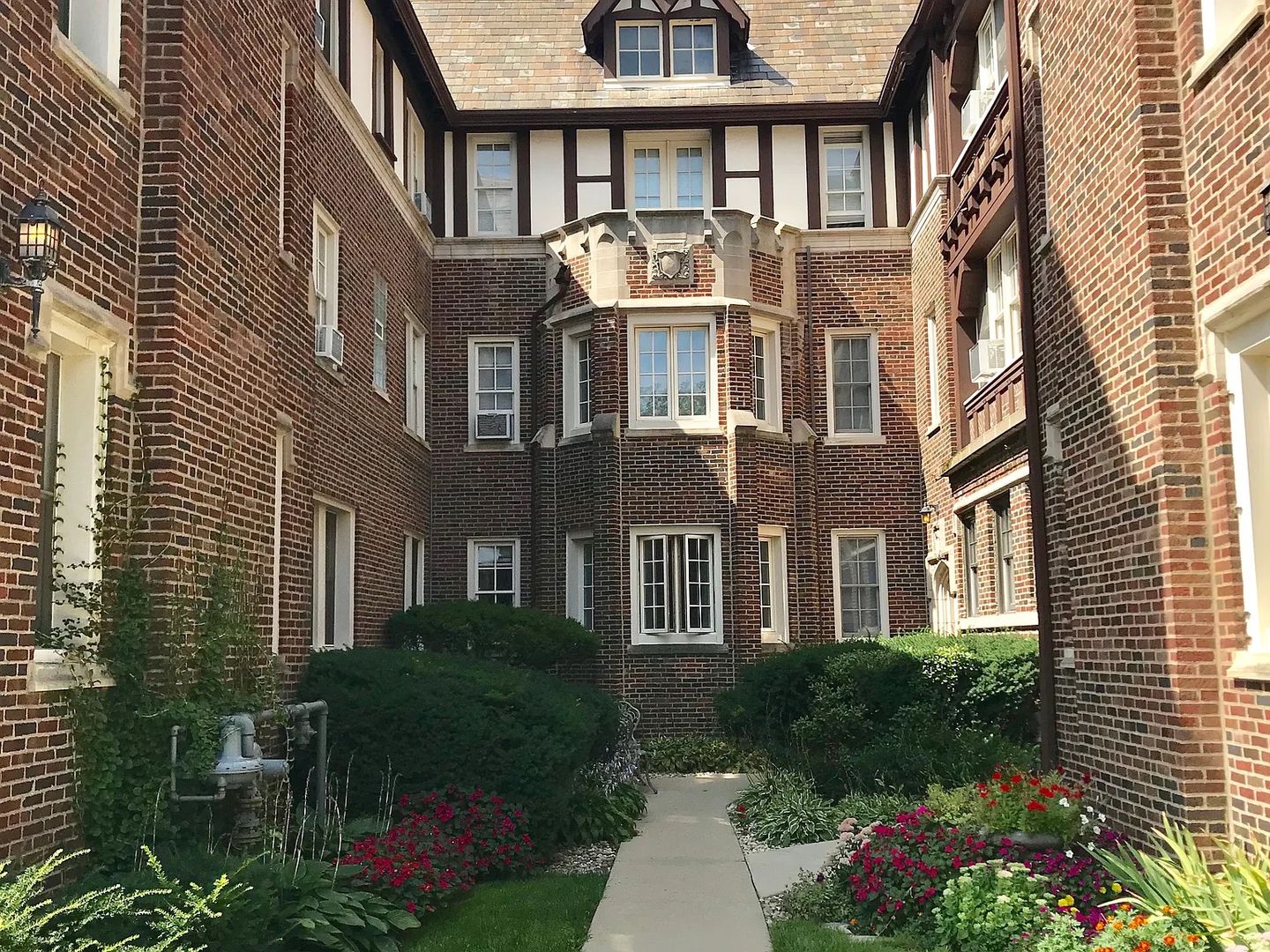 Winnetka Apartment: 460 Winnetka Ave.