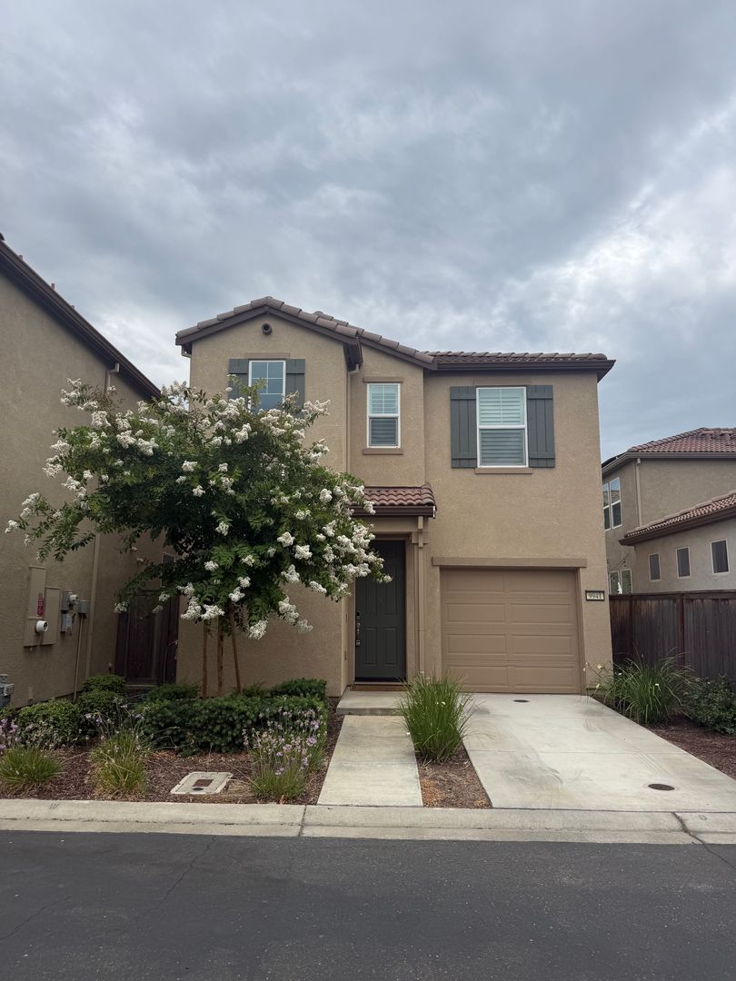Elk Grove House: 9941 Del Surf Lane