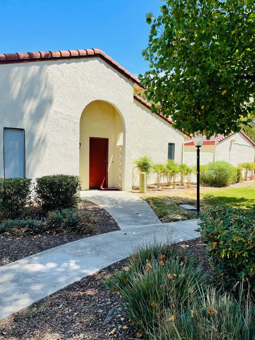 Davis House: 5042 Glide Dr. #14 ^^