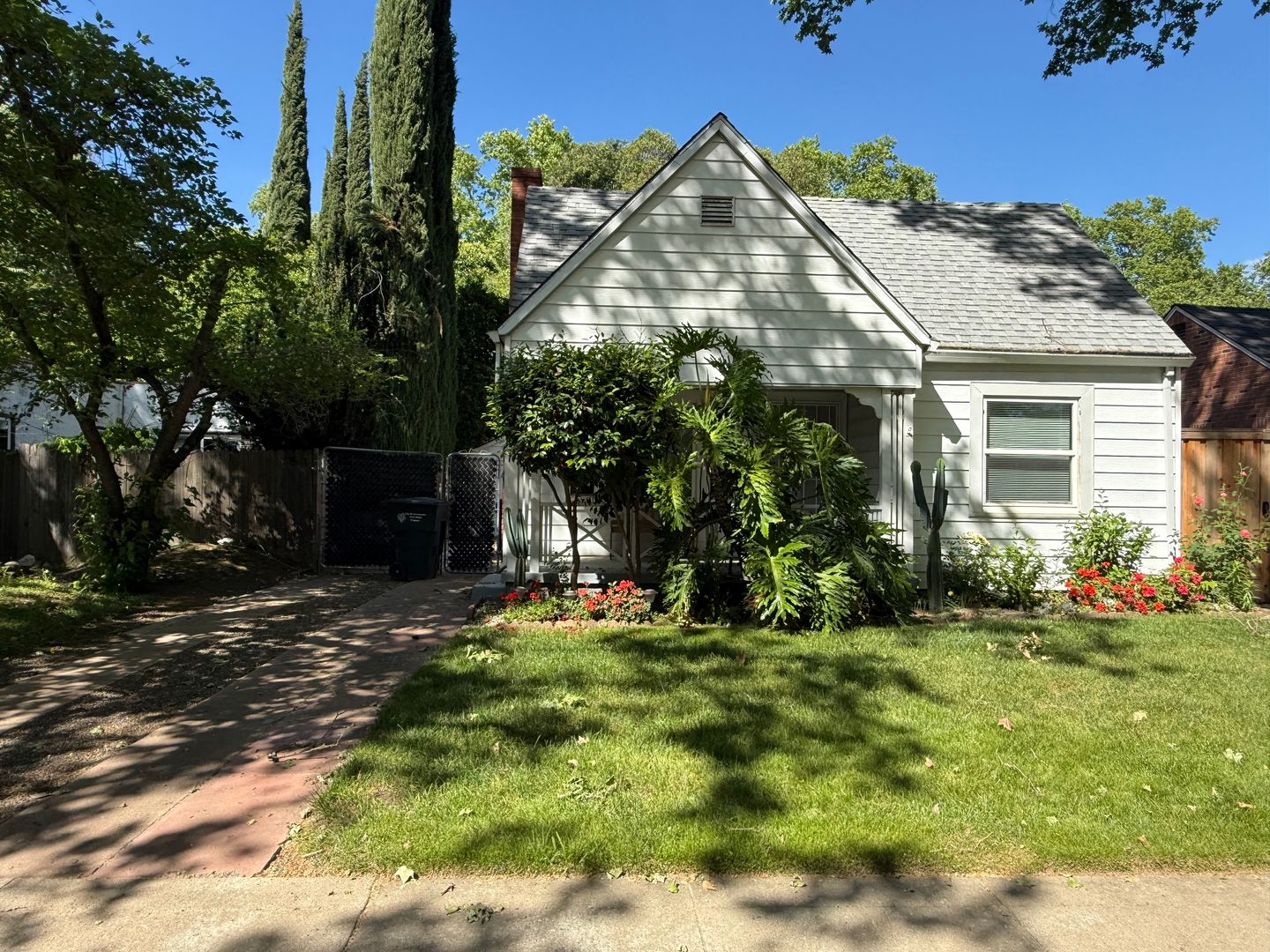 Sacramento House: 1813 Beverly Way