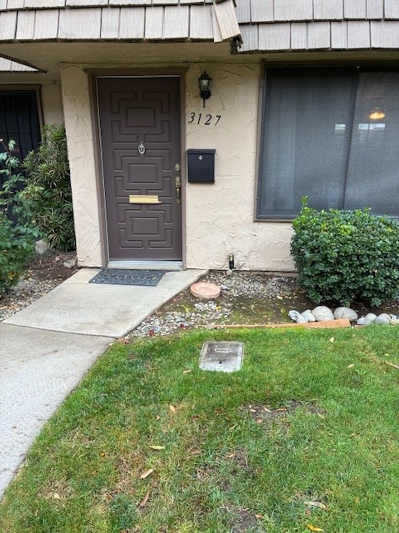 Sacramento House: 3127 Via Grande