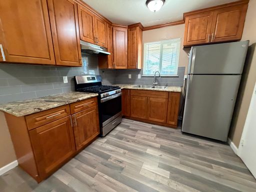 Updated 2/1 duplex with $500 move in special – photo 1