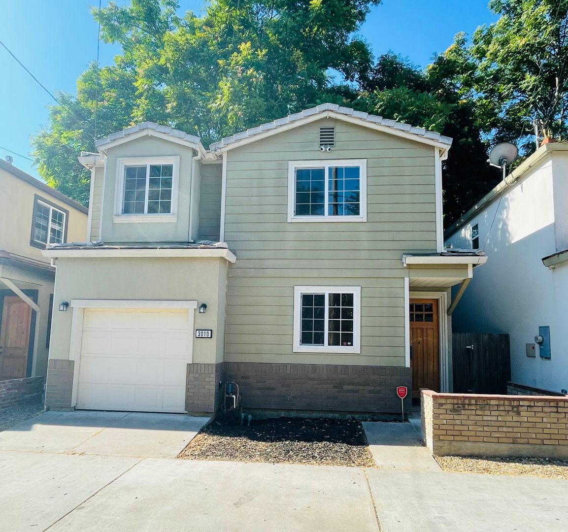 Sacramento House: 3010 Portola Way