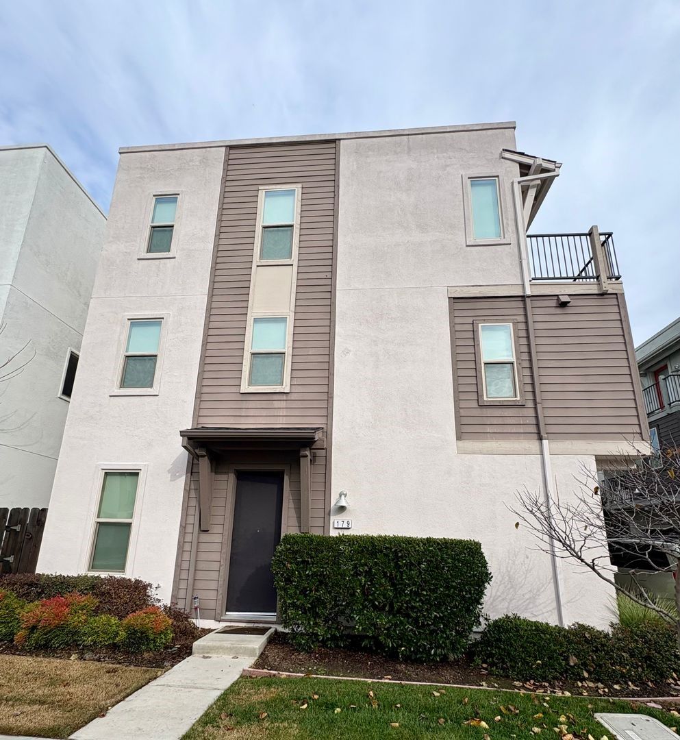 Sacramento House: 179 Log Pond Ln