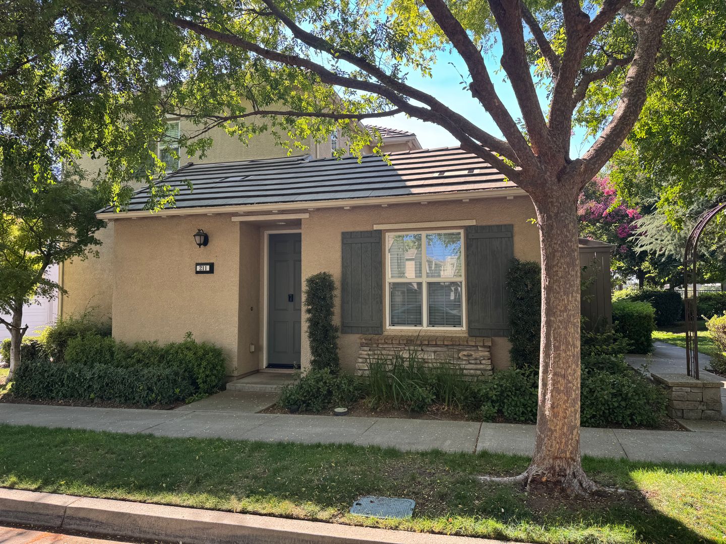 Roseville House: 211 Chambord Way