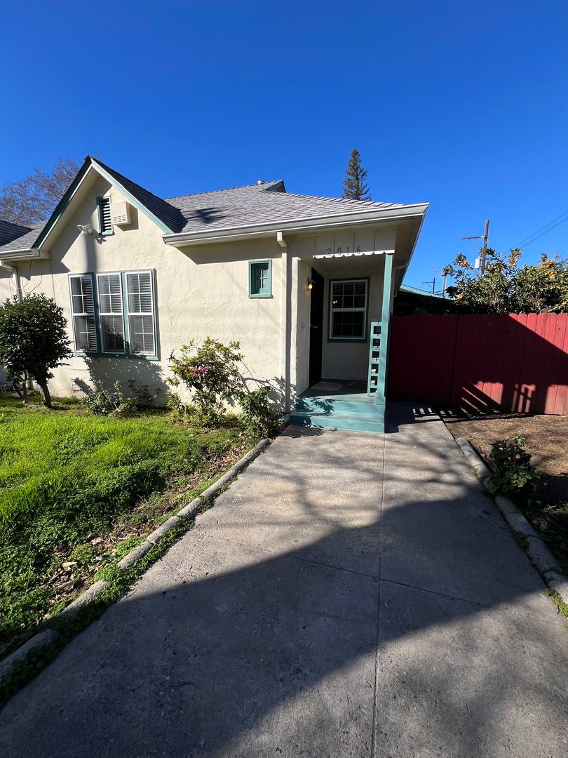 Sacramento House: 2016 17th Street