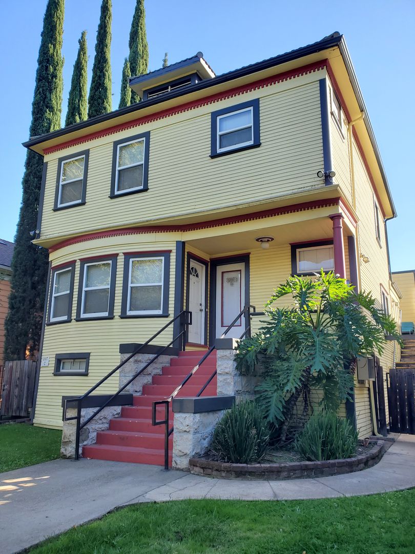 Sacramento House: 3018 I Street  # B