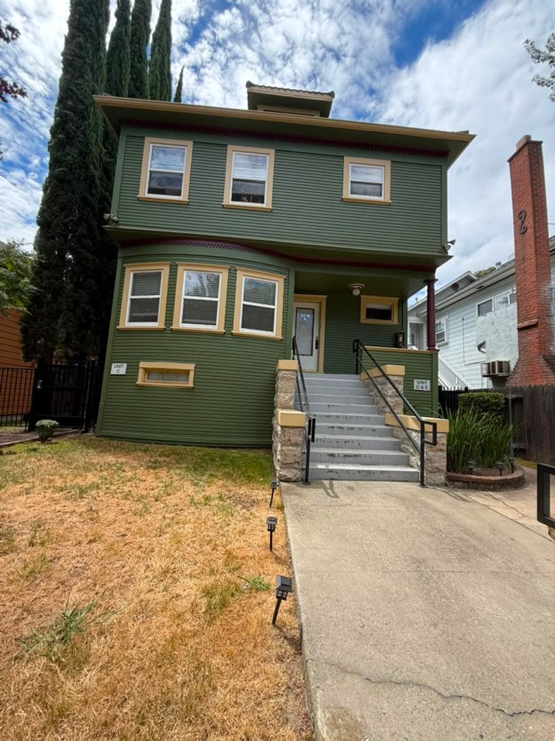 Sacramento House: 3018 I Street  # A