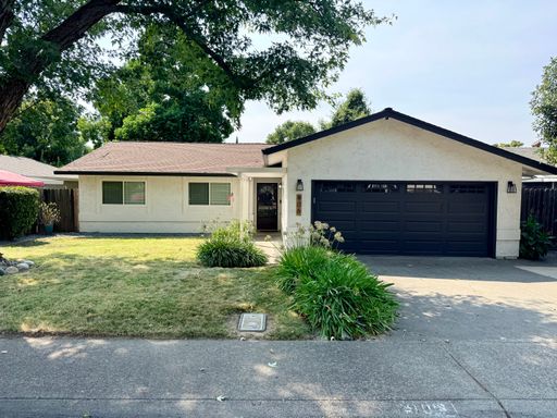 Beautiful 3-Bedroom Home with Spacious Backyard in Quiet Roseville Neighborhood