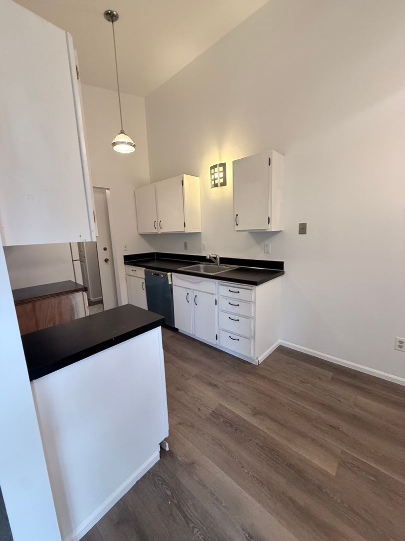 Seattle Apartment: 12348 33rd Ave NE