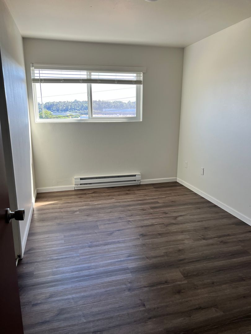 Seattle Apartment: 10300 Des Moines Memorial Dr S