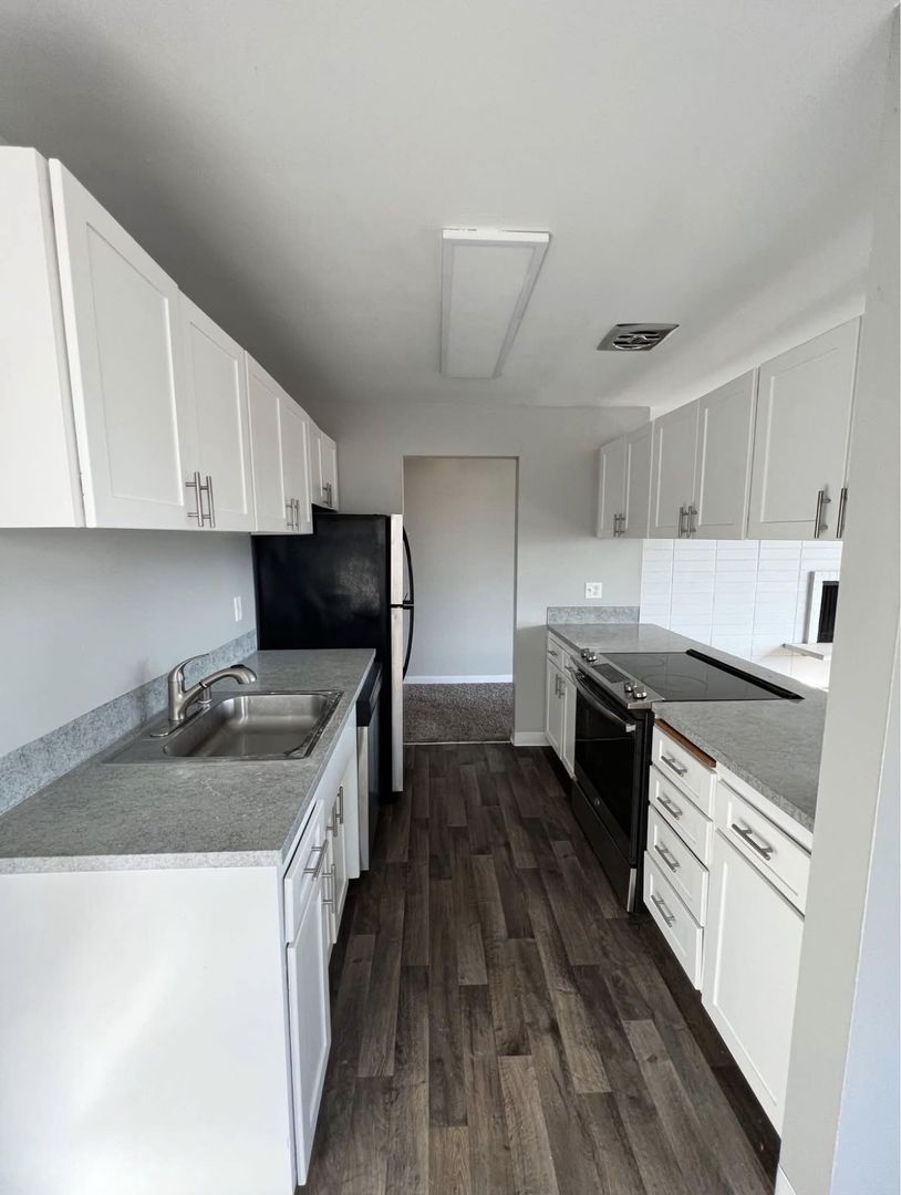 Seattle Apartment: 10300 Des Moines Memorial Dr S