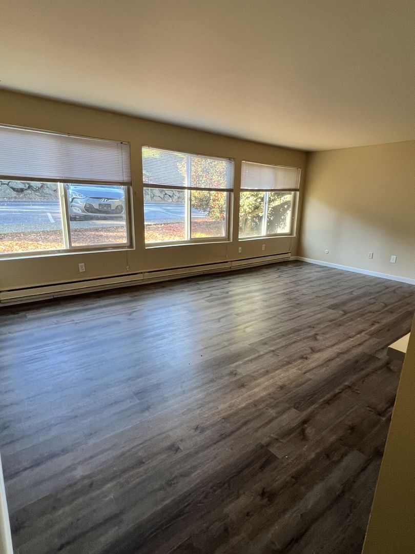 Seattle Apartment: 10300 Des Moines Memorial Dr S