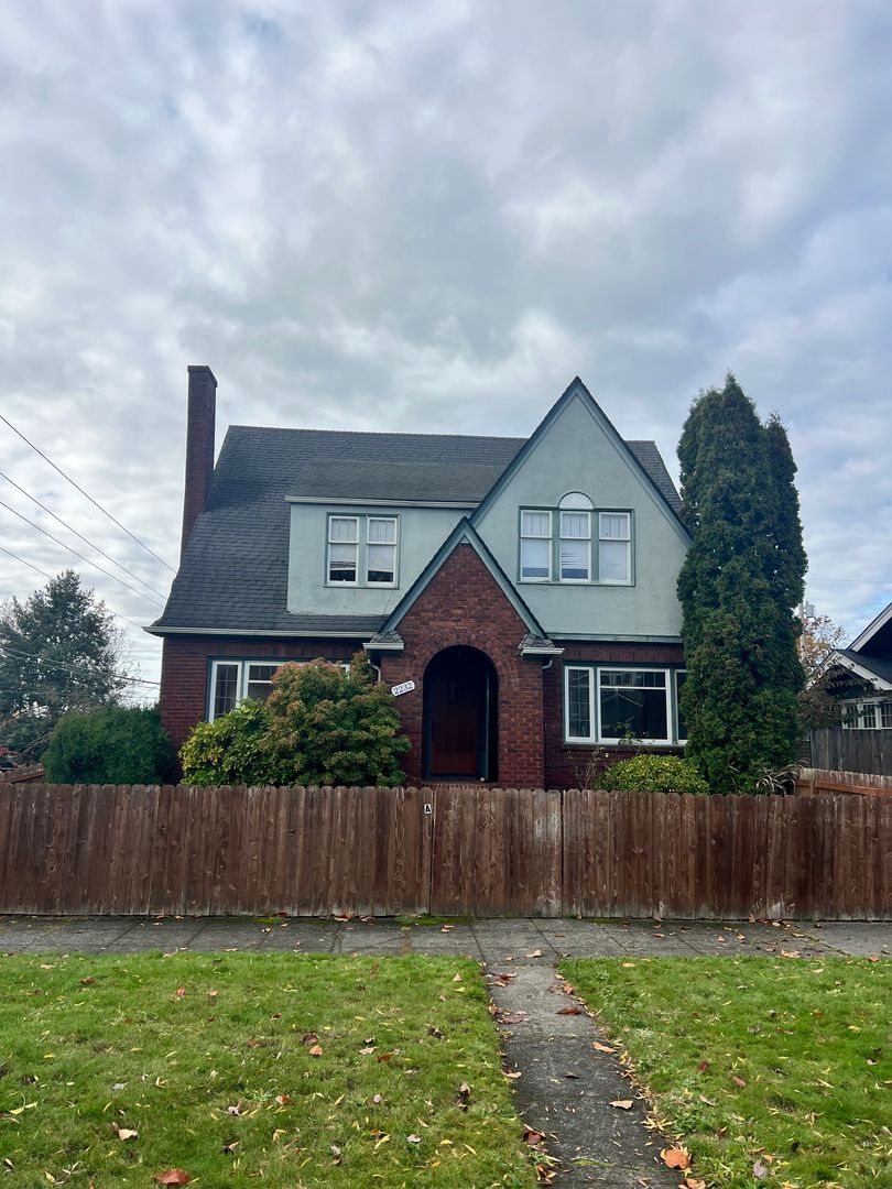 Everett Apartment: 2232 Rainier Ave