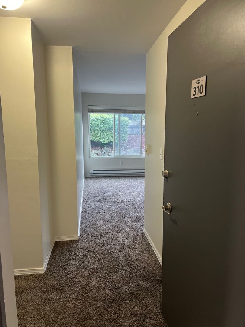 Seattle Apartment: 10300 Des Moines Memorial Dr S