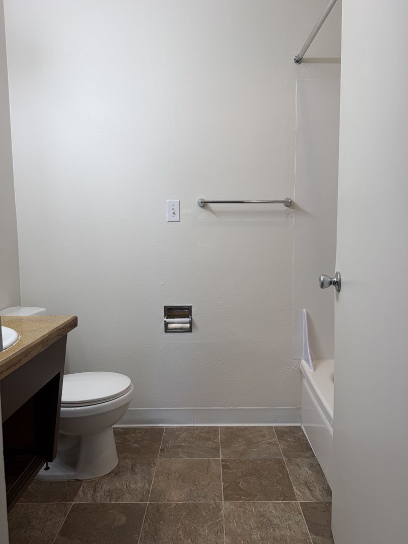 Seattle Apartment: 10300 Des Moines Memorial Dr S