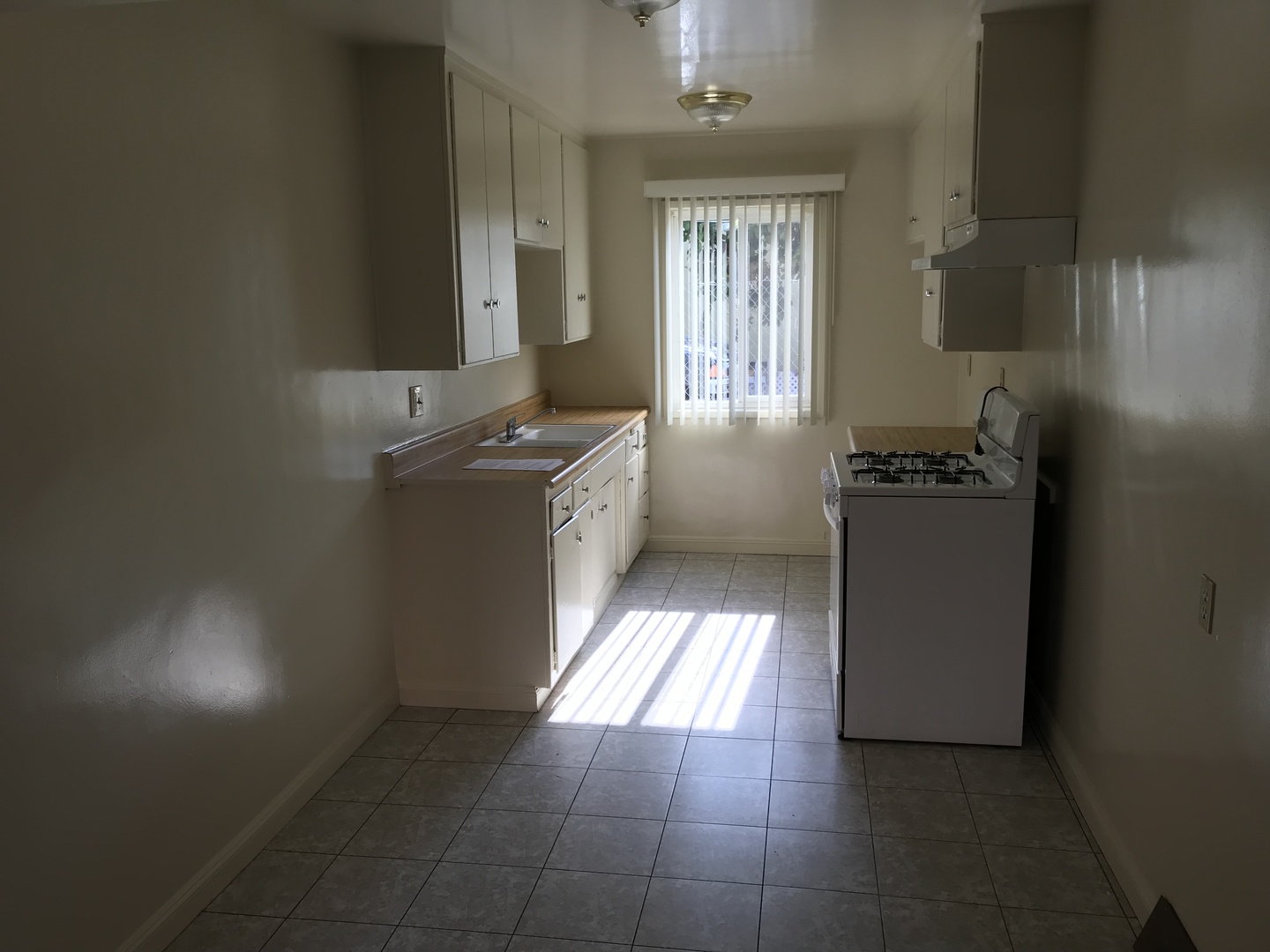 Long Beach Apartment: 259 E. Plymouth St.