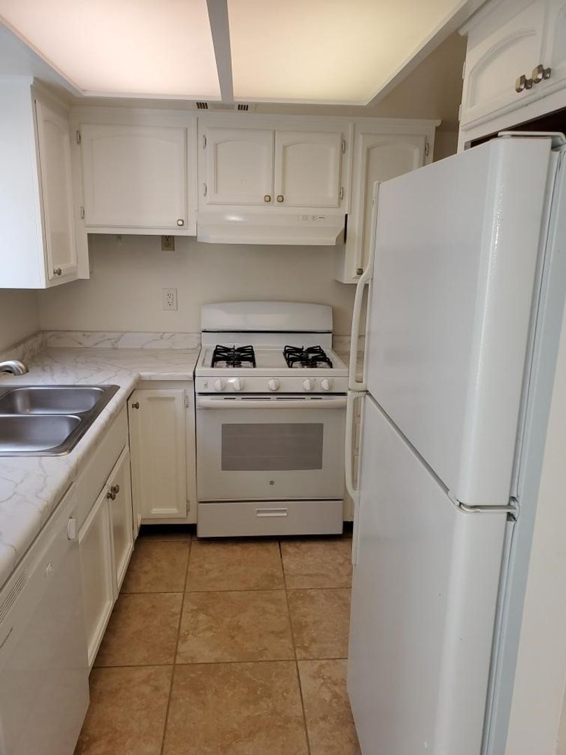 Hemet Townhome: 1075 W. Devonshire Ave. #B