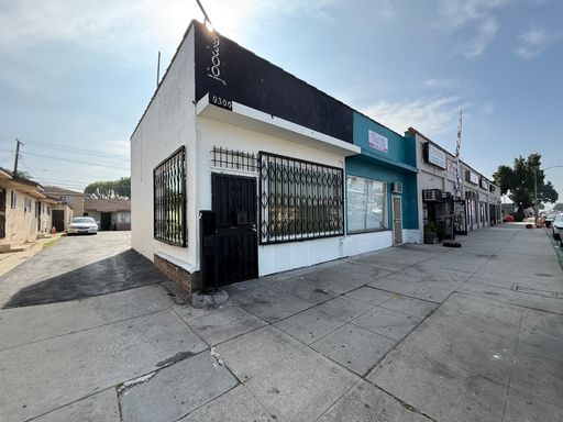 Unit is ready to go! New tile floors, paint and windows ** FIRST MONTH'S RENT IS FREE! **