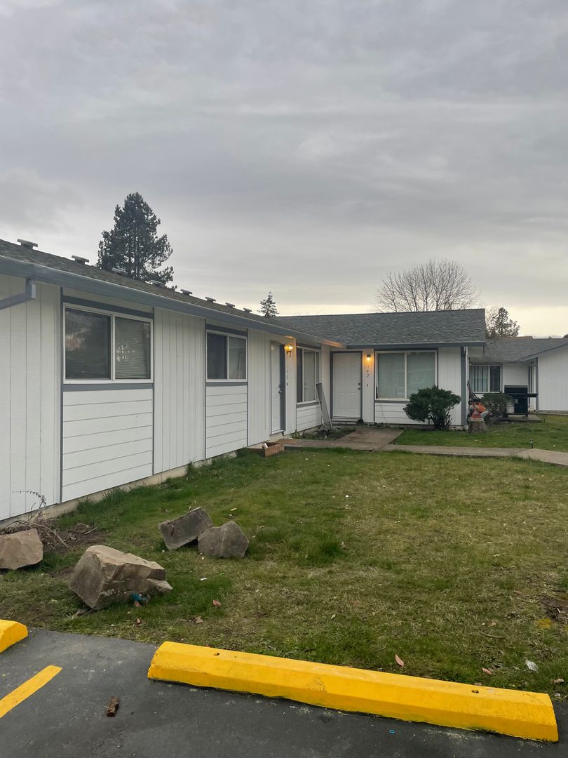 Independence Apartment: 110-182 I ST